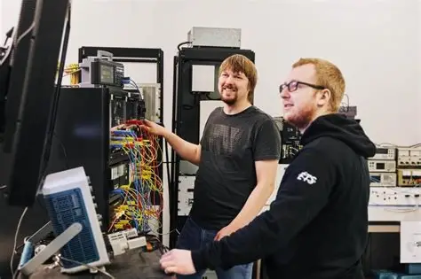 Datateknikere ved serverrack